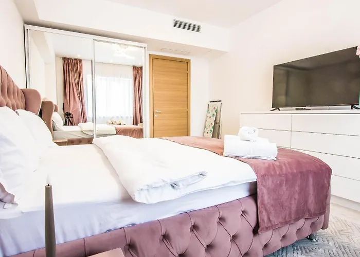 Апартаменти Flowers By Yamaluxe